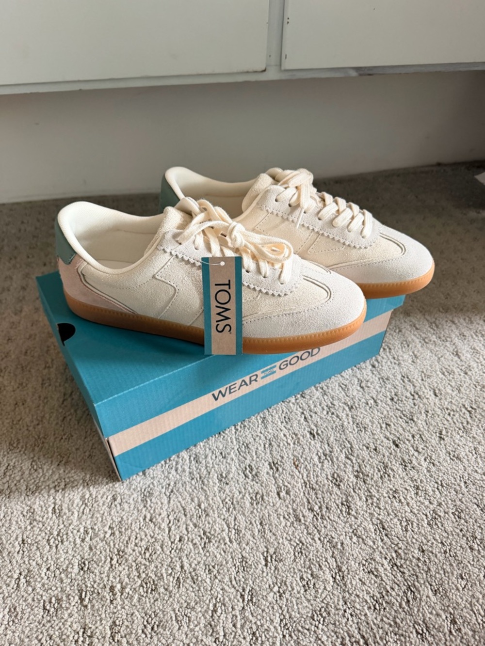 TOMS Collins 8: cream Suede Low-Top Sneaker with Gum Sole and Green Heel Tab